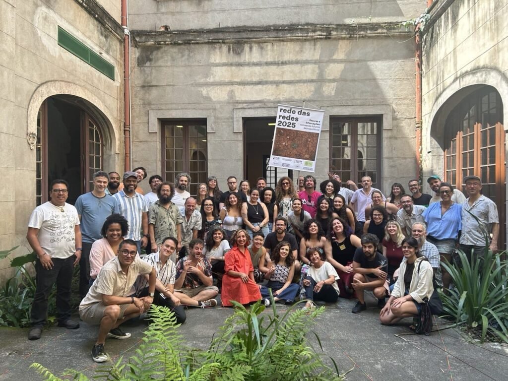 Imagem do grupo de pesquisadores e ativistas que participaram do evento Rede das Redes.